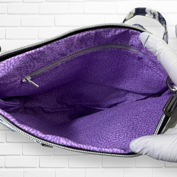 Floral Elegance: Handmade Pansy Print Purse with Iridescent Accents - Picture 3 of 6